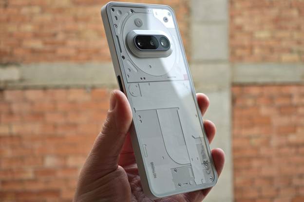 Обзор Nothing Phone 3a в руке сзади