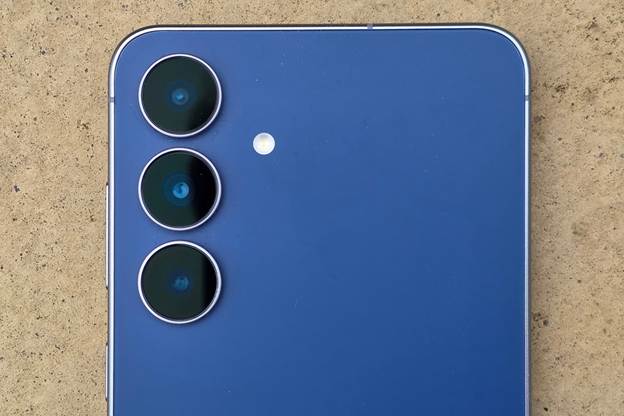 Обзорные камеры Samsung Galaxy S25 FE на задней панели