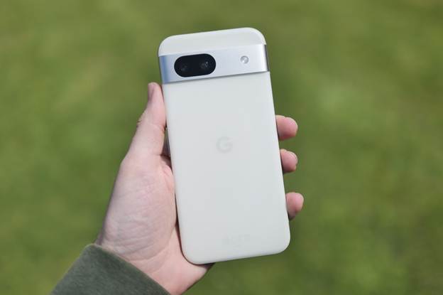 Изображение из обзора Google Pixel 8a, на котором телефон снова в руке