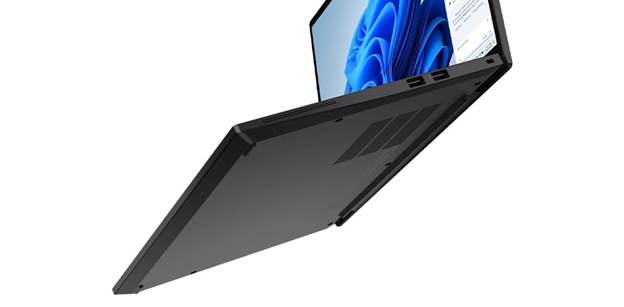 Обрезанное изображение парящего в воздухе ноутбука Lenovo ThinkPad T14s (5th&nbsp;Gen, 14, Intel), выполненного в цвете «черное затмение», вид справа. Акцентом на портах и разъемах, расположенных по правой стороне устройства, его вентиляционных отверстиях и алюминиевой нижней крышке.