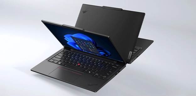 Два ноутбука Lenovo ThinkPad T14s (5th&nbsp;Gen, 14, Intel), выполненные в цвете «черное затмение», расположенные задними панелями друг к другу. Крышки открыты под острым углом. Один частично обращен к зрителю, на его экране можно увидеть меню Windows 11 Pro.