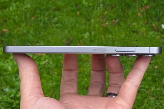 Обзор Samsung Galaxy S25 FE профиль сбоку