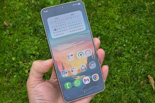 Обзор Samsung Galaxy S25 FE на главном экране в руке